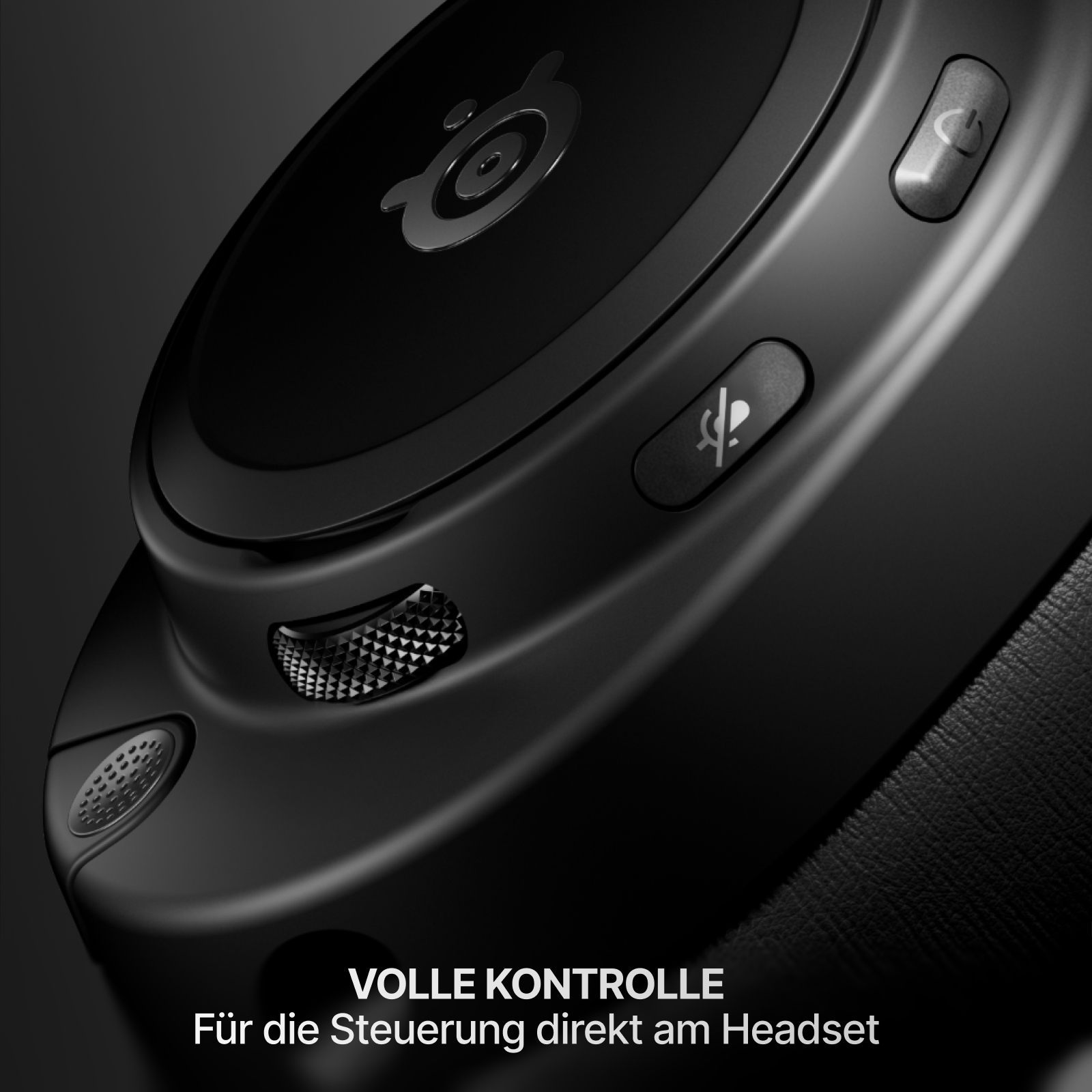Nahaufnahme eines schwarzen Headsets mit Steuertasten. Power- und Stummschalttasten sind sichtbar. SteelSeries-Logo oben.