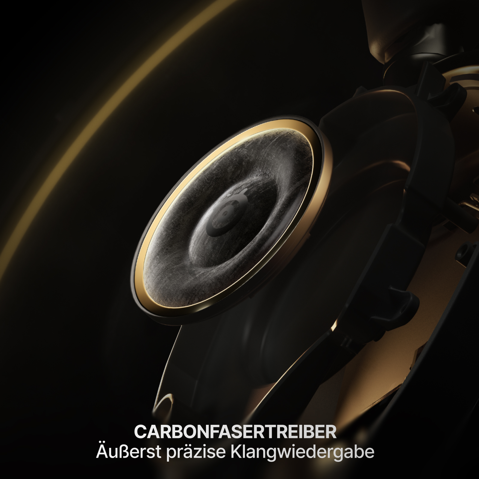 Nahaufnahme eines schwarzen und goldenen Kopfhörerlautsprechers. Der Hintergrund ist dunkel mit goldenen Akzenten. Text: Carbonfaser. Präzise.