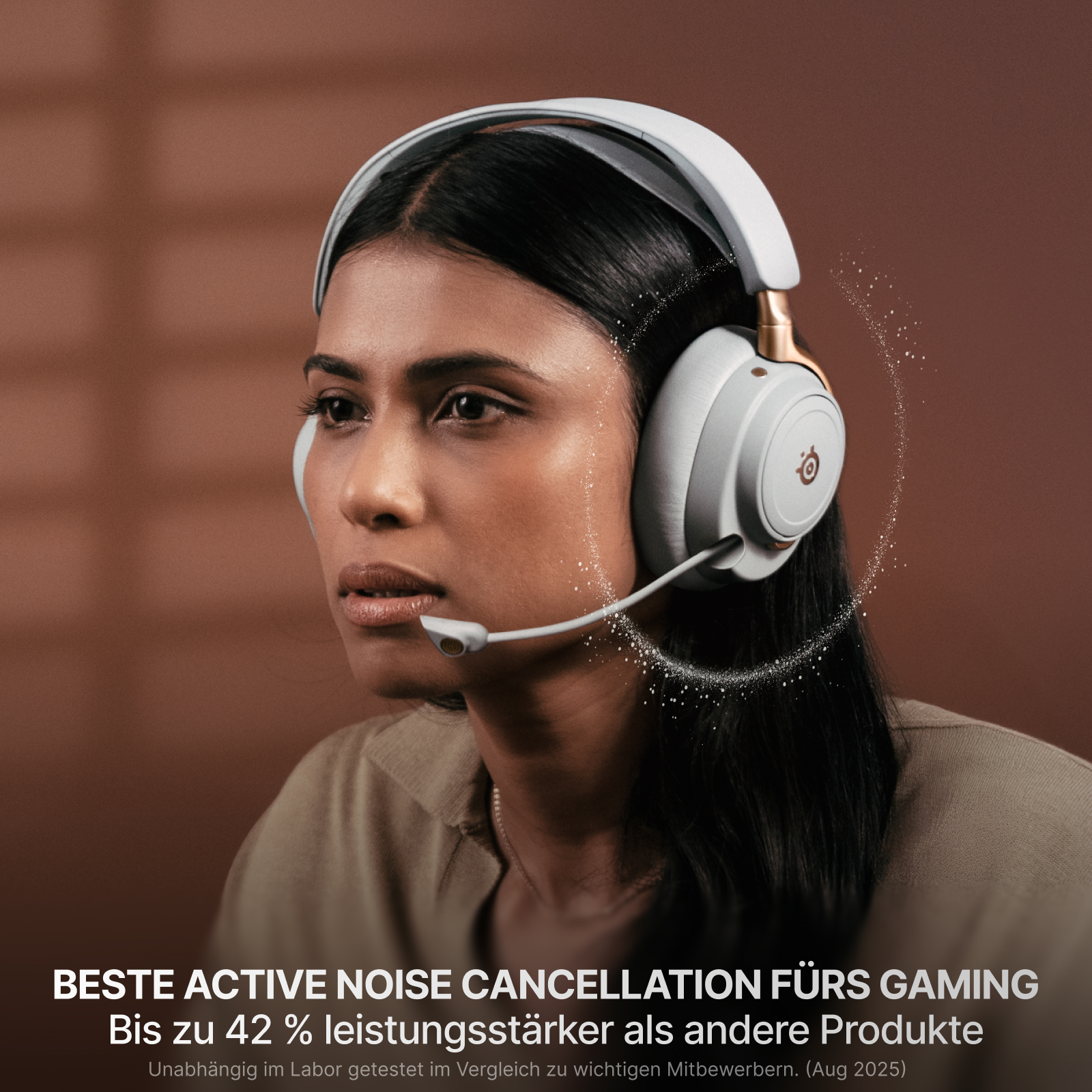 Eine Frau mit weißen Gaming-Kopfhörern und Mikrofon. Der Hintergrund ist braun. Text sagt: Beste Active Noise Cancellation.
