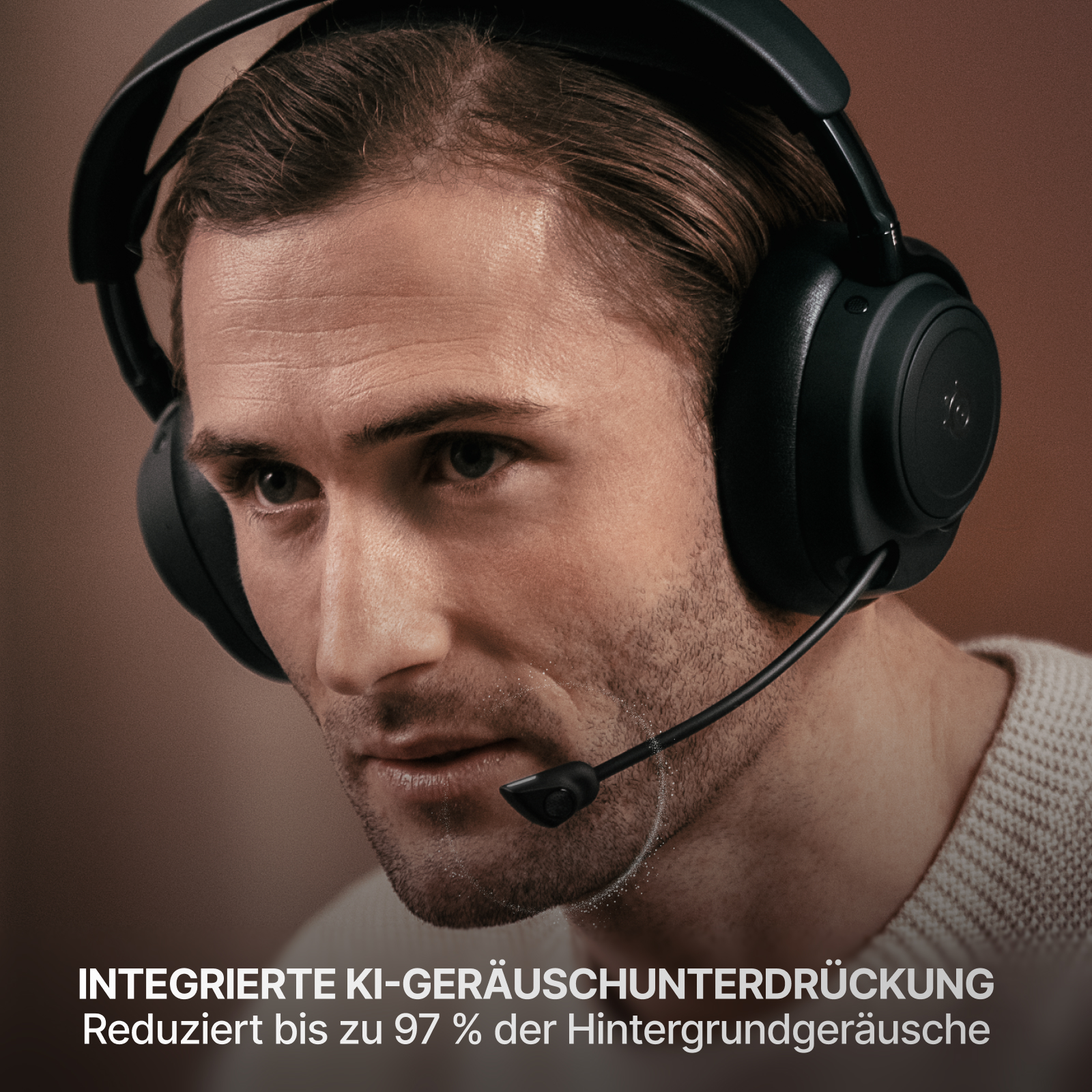 Mann mit schwarzen Kopfhörern und Mikrofon. Text unten lautet: 'INTEGRIERTE KI-GERÄUSCHUNTERDRÜCKUNG'.