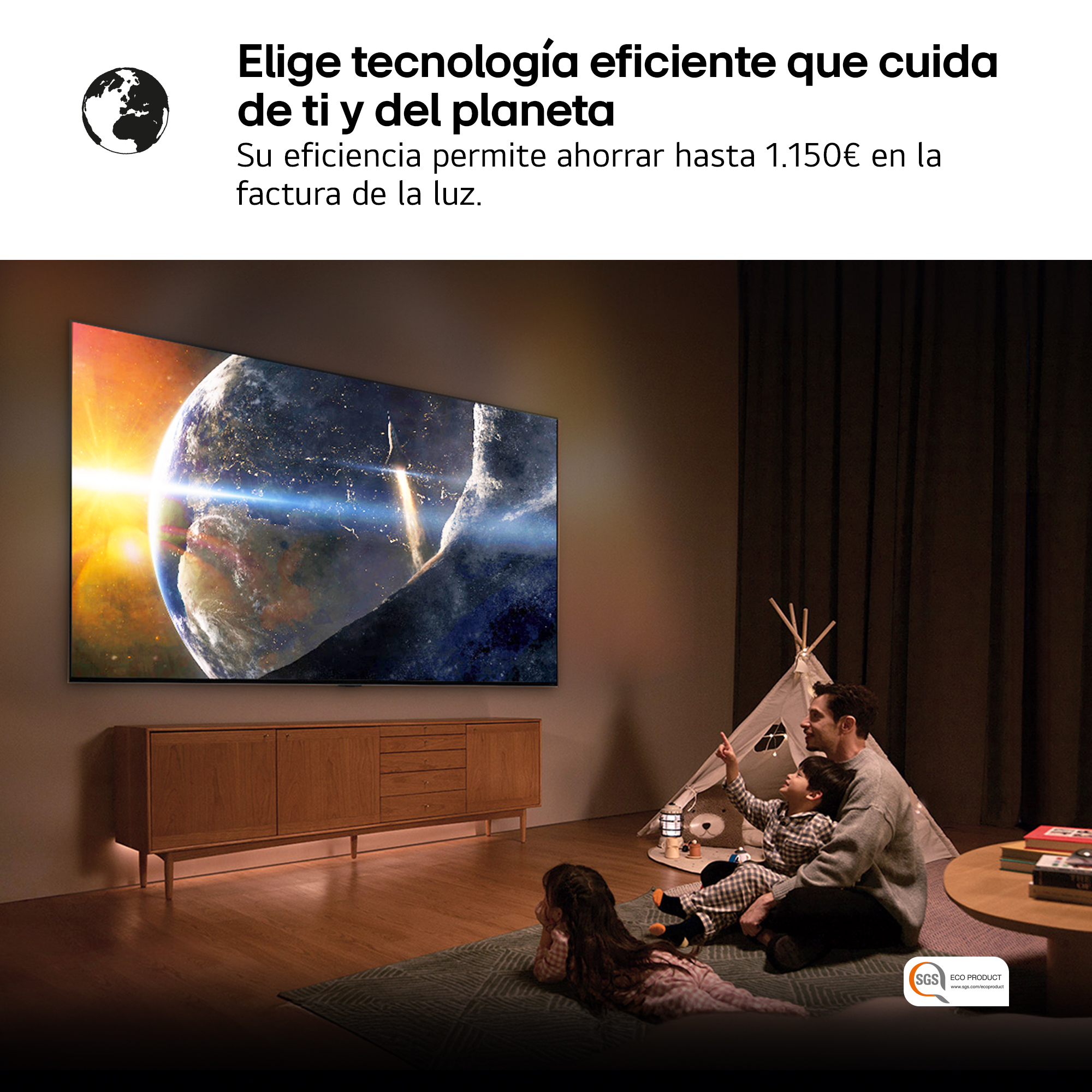 Una familia ve un televisor que muestra la Tierra. Un padre y dos niños miran hacia arriba, una niña está en el suelo. Gabinete de madera y tipi.