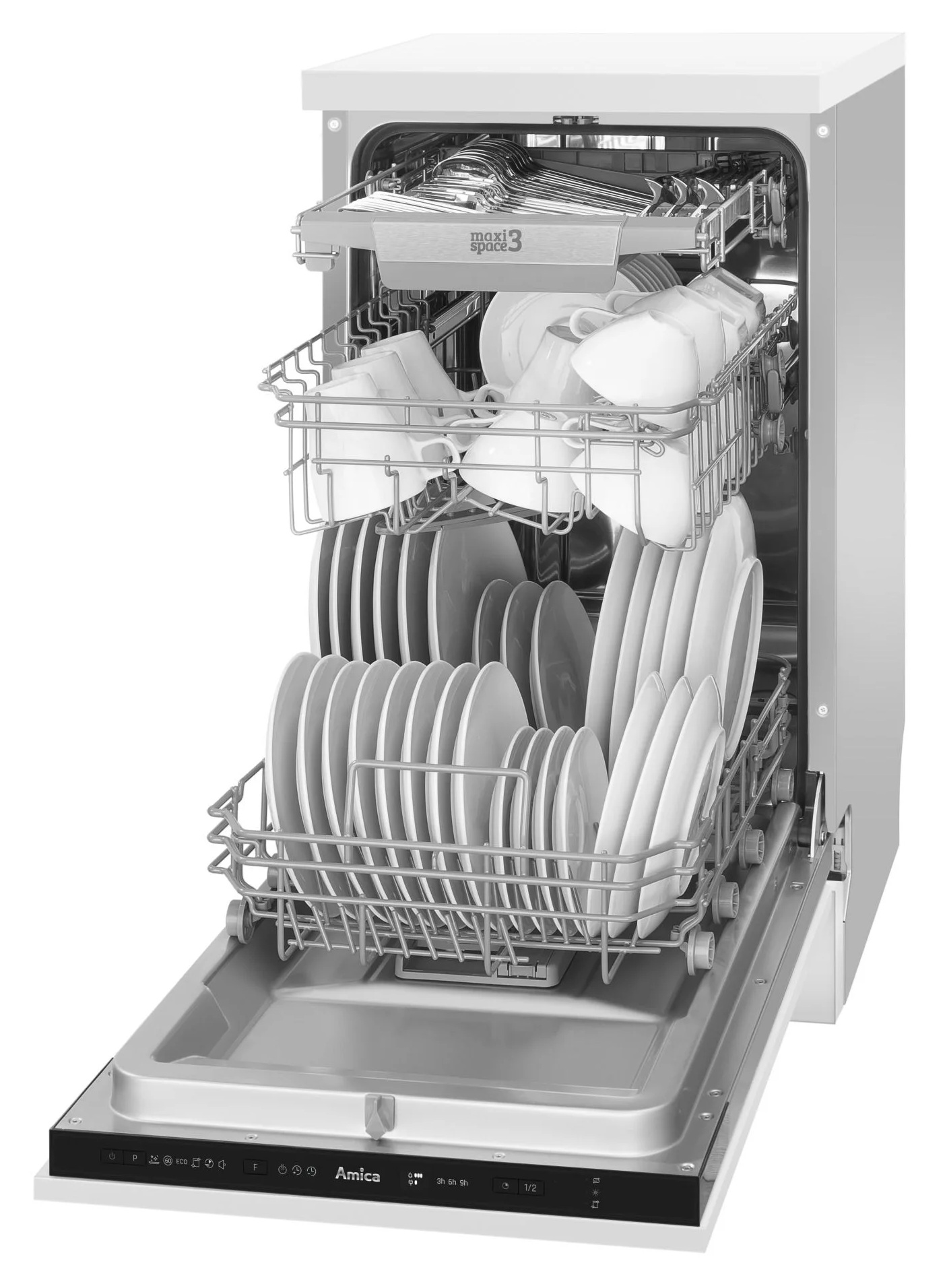 Zmywarka z otwartymi drzwiami wypełniona białymi talerzami, filiżankami i sztućcami. Marka to Amica.