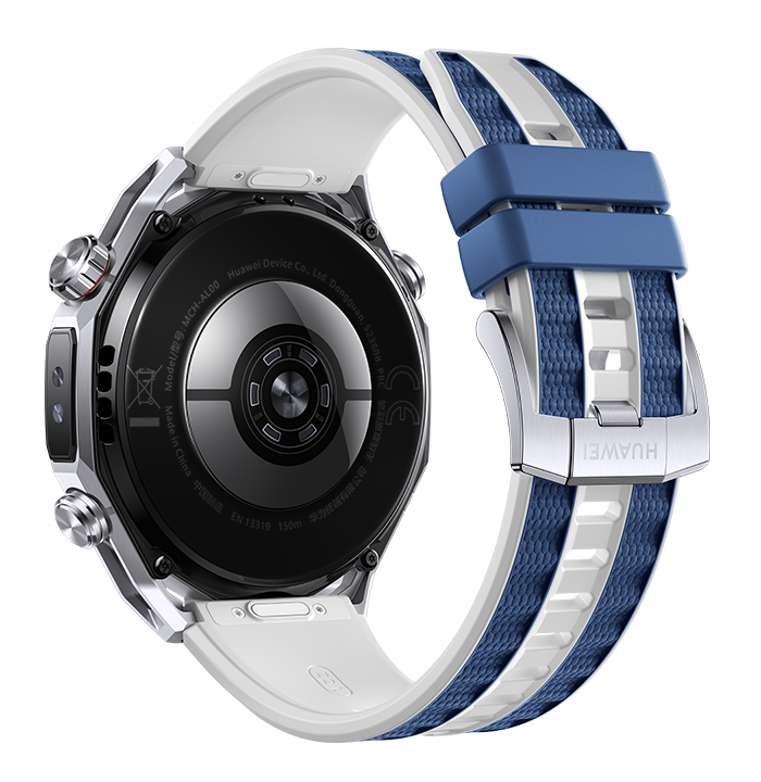 Srebrny smartwatch z czarną tarczą i niebiesko-białym paskiem. Pasek pokazuje logo HUAWEI. Tył zegarka zawiera tekst.