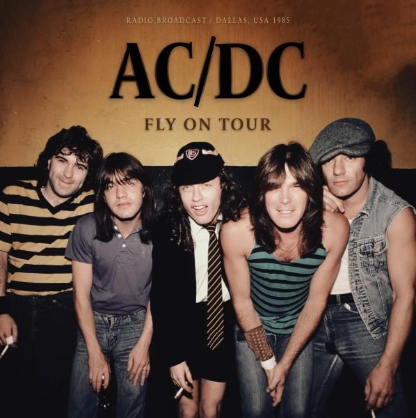 Az AC/DC zenekar tagjai pózolnak. Öt férfi különféle ruhákban, köztük csíkos ingekben és farmerben, arany háttér előtt áll.