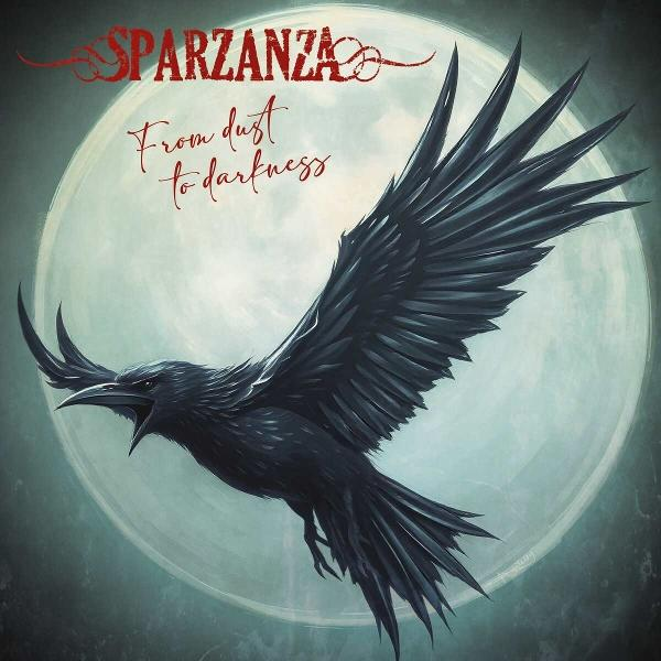 Ein schwarzer Rabe fliegt vor einem Vollmond. Oben steht Sparzanza und darunter From dust to darkness, in Rot.