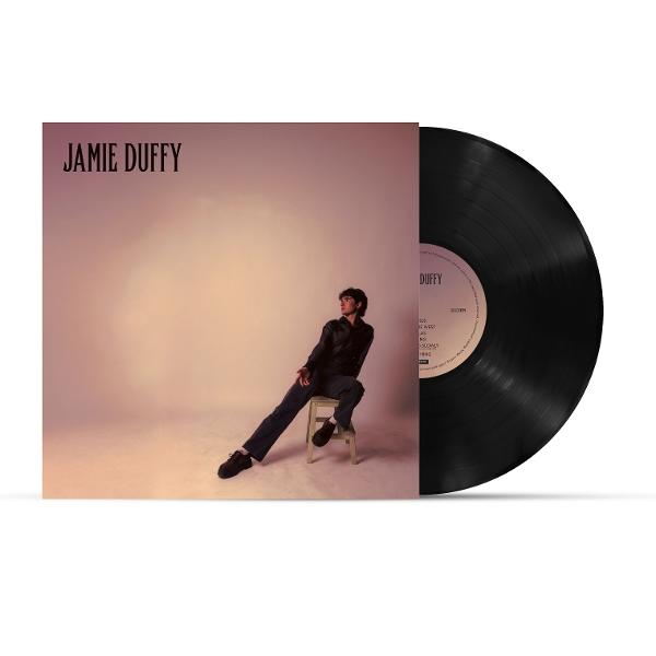 Albumcover mit Jamie Duffy, einem Mann, der auf einem Hocker sitzt, und einer Schallplatte auf der rechten Seite. Der Hintergrund ist ein rosa Farbverlauf.