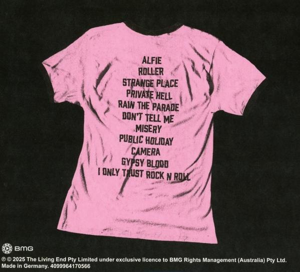 Rosa T-Shirt mit schwarzen Songtiteln. Zu den Titeln gehören Alfie, Roller, Strange Place und andere. Schwarzer Hintergrund.