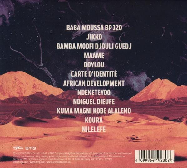 Albumcover mit Text und Wüstenlandschaft. Listet Namen und Songtitel in Weiß auf dunklem Hintergrund.