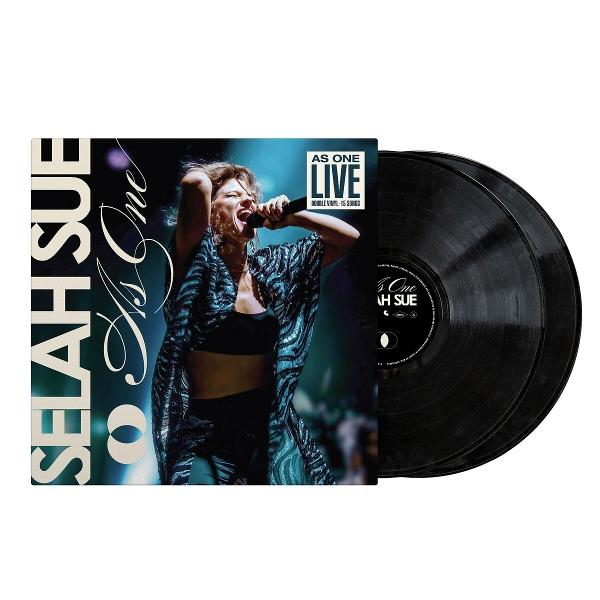 Pochette de l'album Selah Sue avec la chanteuse en live, deux vinyles noirs à droite. Le titre de l'album est 'As One Live'.