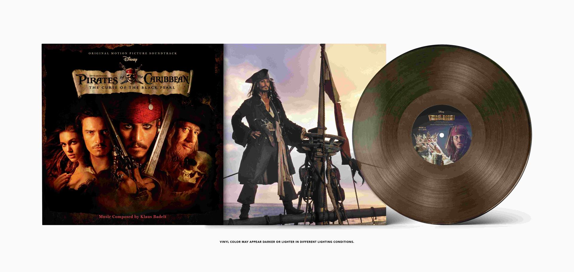 A képen a Karib-tenger kalózai filmzene látható a filmplakáttal, Jack Sparrow fotójával és egy bakelitlemezzel.