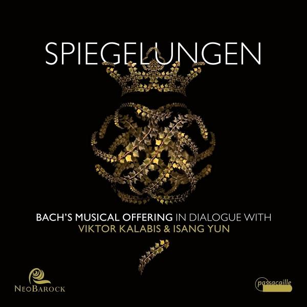 Schwarzer Hintergrund mit goldener Krone und floralem Design. Text lautet 'Spiegelungen' und 'Bach's Musical Offering...'. Logos unten.