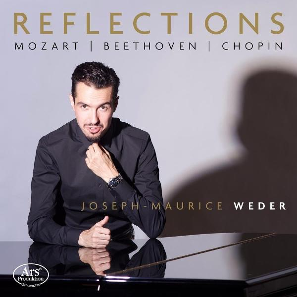 Mann in schwarzem Hemd sitzt am Klavier, betitelt "Reflections". Namen von Komponisten und Künstler Joseph-Maurice Weder sind sichtbar.