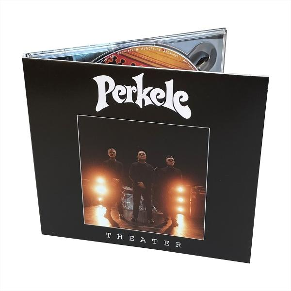 CD-Hülle der Band Perkele. Das Cover zeigt die Bandmitglieder und das Wort 'Theater'. Eine CD ist sichtbar.
