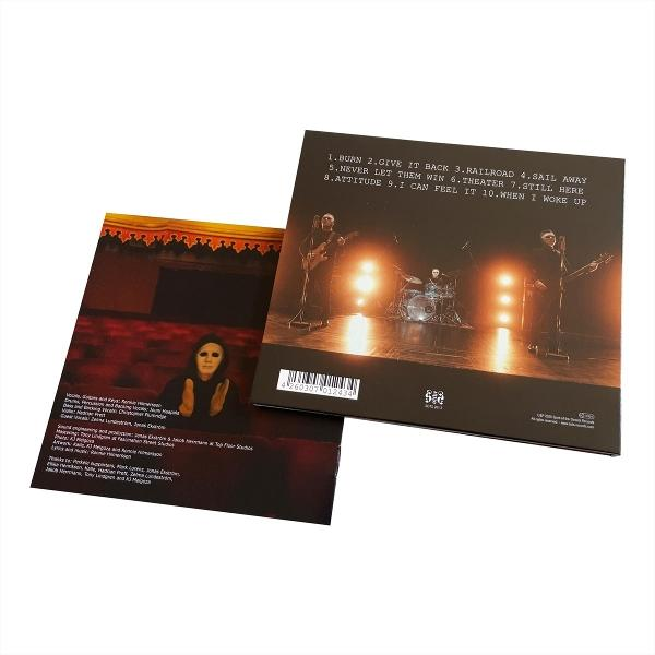 CD-Hülle mit Band auf der Bühne. Titelliste sichtbar. Eine andere CD-Hülle zeigt eine Maske tragende Person.