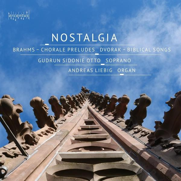 Niedriger Winkel eines Gebäudes mit komplizierten Schnitzereien, Titel 'Nostalgia' und blauem Himmel. Das Gebäude hat eine Aufwärtsperspektive.