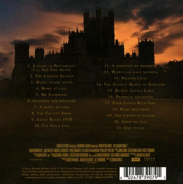 CD-Cover. Silhouette eines Schlosses bei Sonnenuntergang. Titel von Downton Abbey-Episoden und Credits sind aufgeführt.