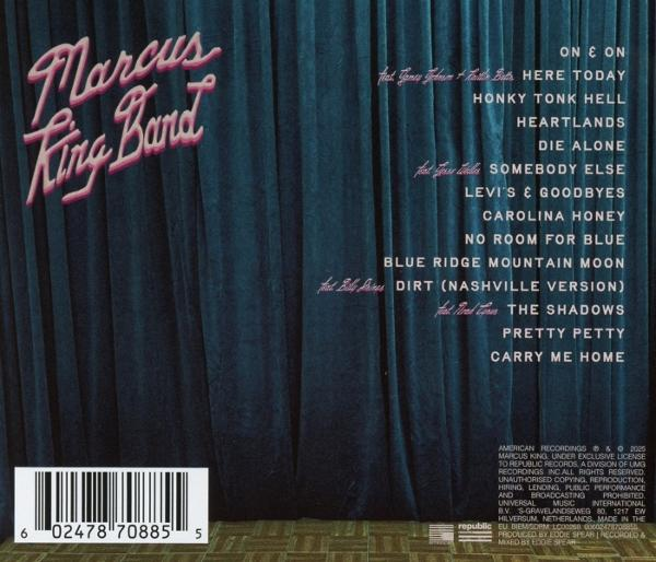 Albumcover für die Marcus King Band. Türkisfarbener Vorhang als Hintergrund mit Songtiteln. Rosa-weißes Bandlogo. Barcode unten.