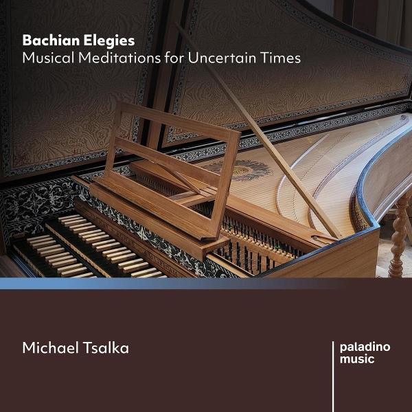 Nahaufnahme eines Cembalos. Tastatur, Resonanzboden und Holzrahmen sind sichtbar. Text lautet 'Bachian Elegies' und 'Musical Meditations'.