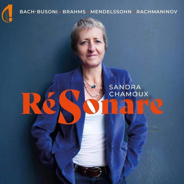 Frau in blauem Blazer. Text: RéSonare, Sandra Chamoux. Komponisten: Bach-Busoni, Brahms, Mendelssohn, Rachmaninow.