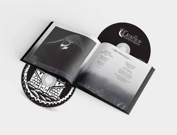 Ein offenes Buch und CDs. Das Buch hat Schwarz-Weiß-Bilder und Text. CDs sind schwarz mit weißem Text und Designs.