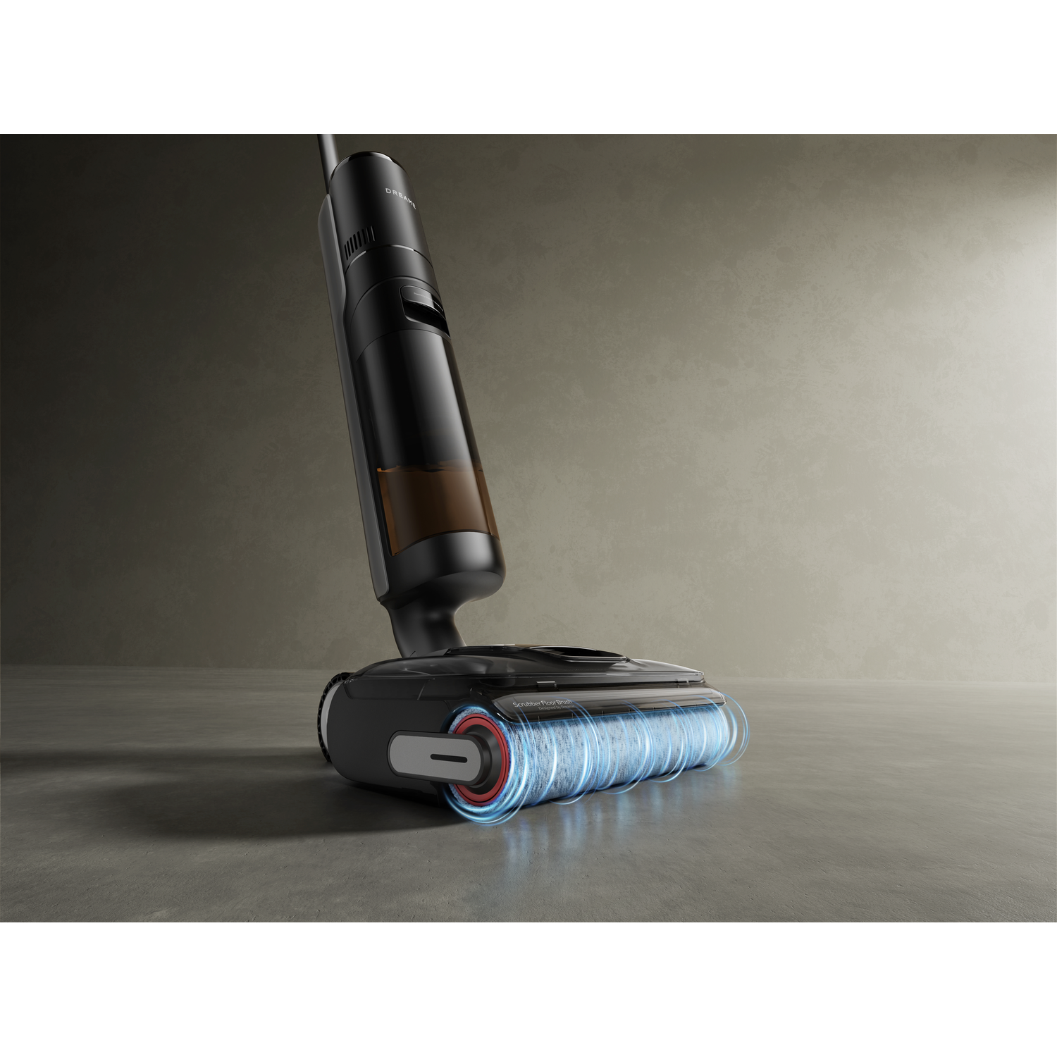 Un aspirateur noir et marron est posé sur une surface grise. La tête de brosse a des lumières bleues et le fond est gris uni.