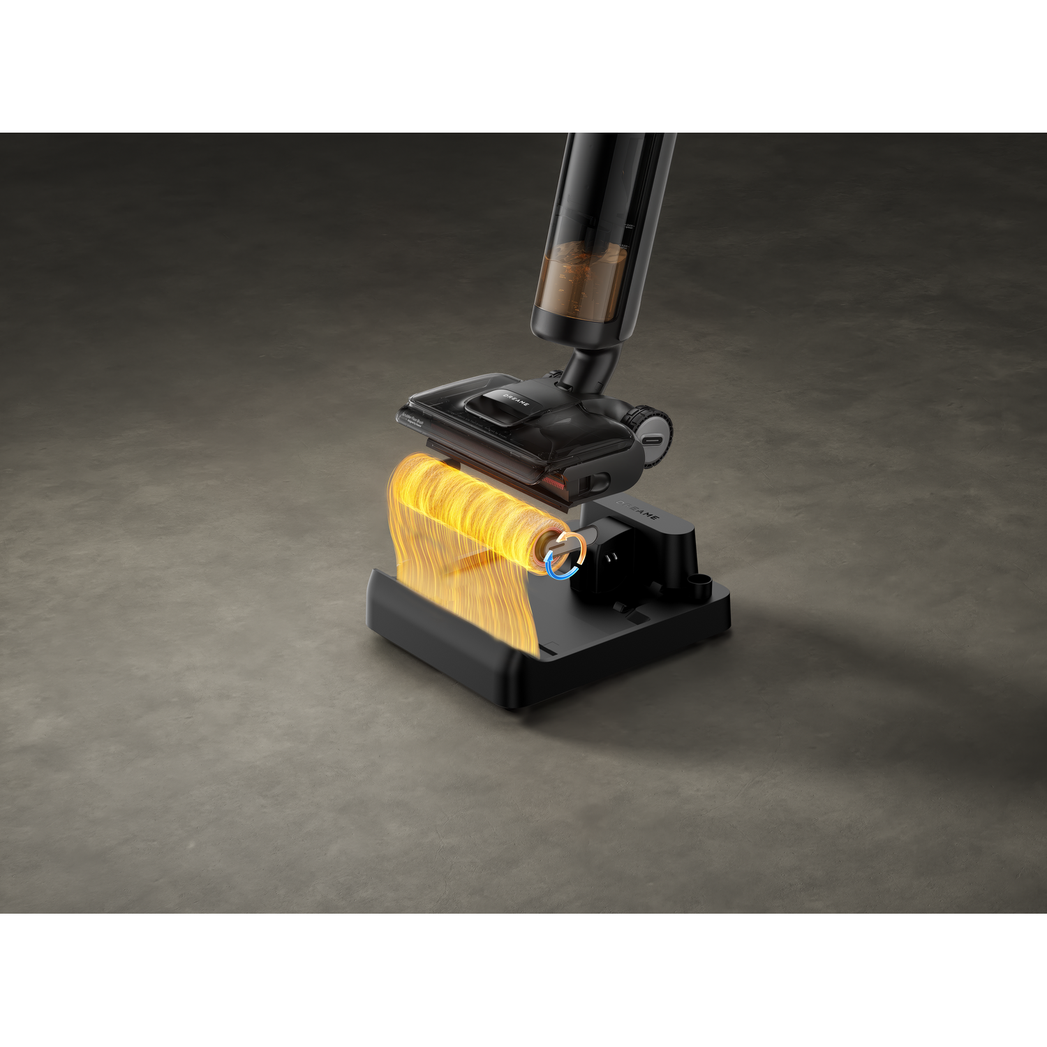 Un aspirateur noir avec un conteneur à poussière transparent, placé sur une base de chargement. Lignes d'énergie visualisées en jaune.
