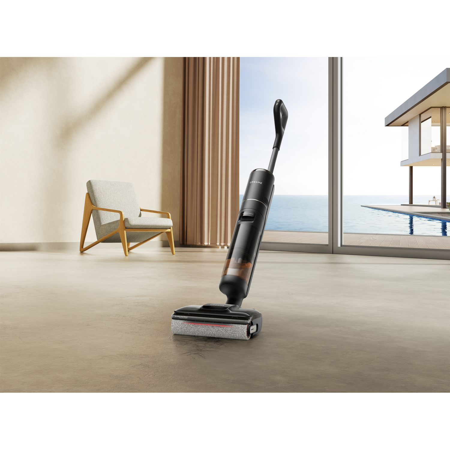 Un aspirateur noir est posé sur un sol brun clair. Une chaise et un rideau sont à gauche. Une maison et la mer sont en arrière-plan.