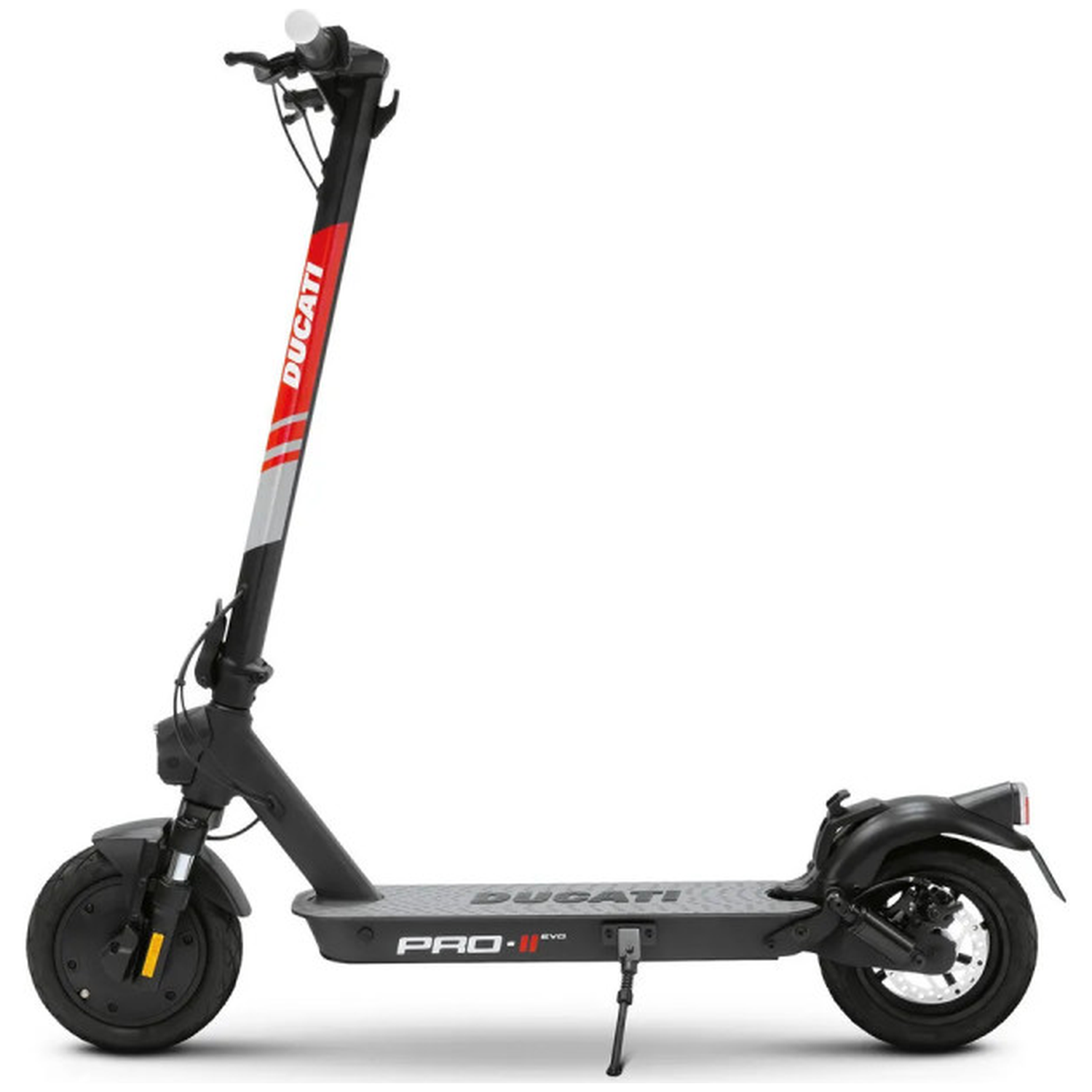 Zwarte Ducati Pro-II EVO elektrische step, rode en witte accenten, op witte achtergrond. Met stuur, wielen en dek.
