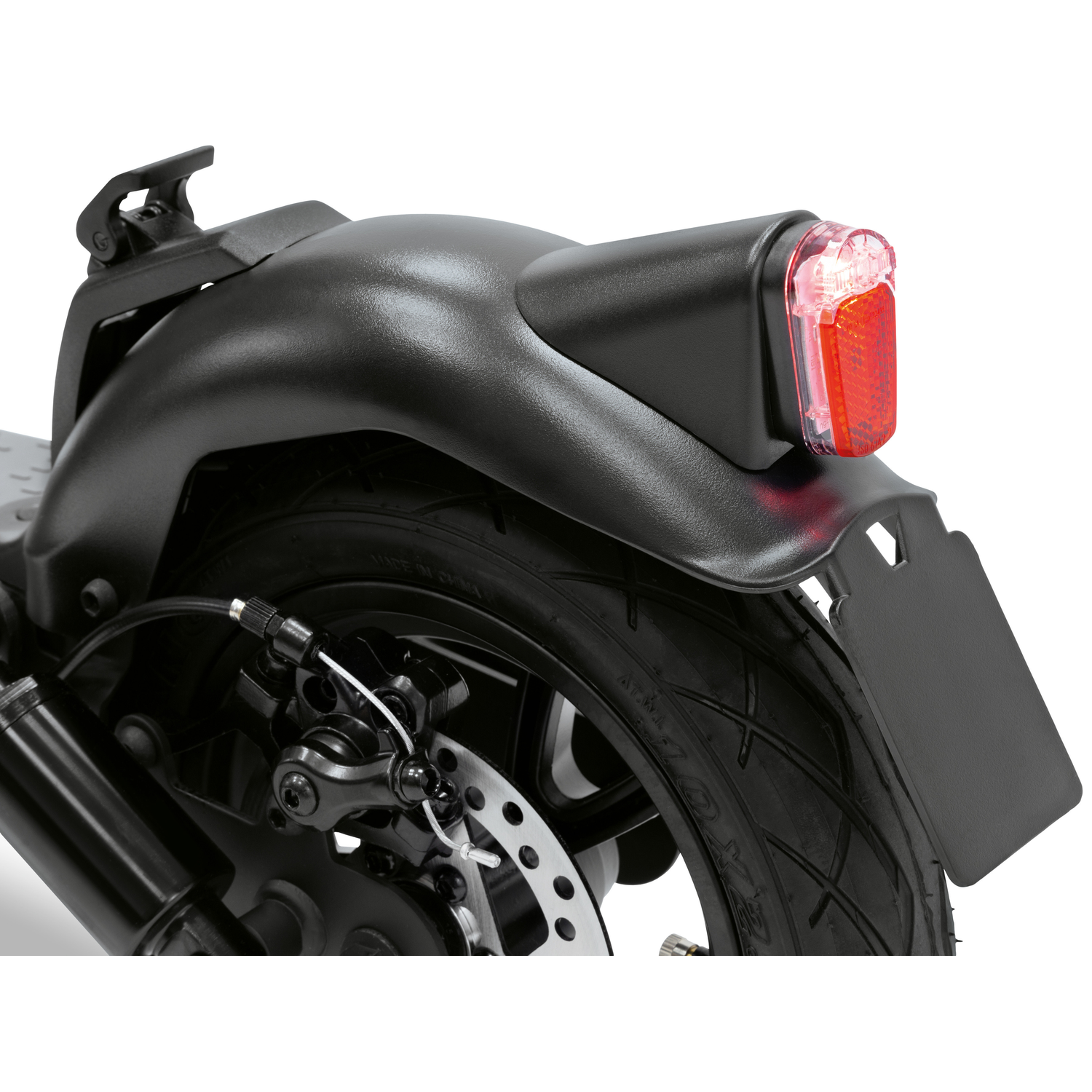 Close-up van de achterkant van een zwarte elektrische scooter. Zichtbaar zijn het wiel, de spatbord, het achterlicht en de schijfrem. De achtergrond is wit.