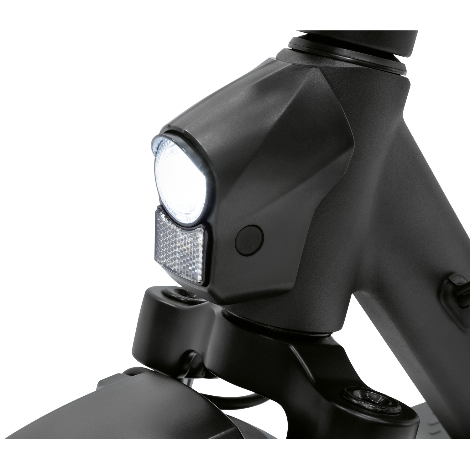Close-up van de koplamp van een zwarte scooter. Het heldere witte licht is aan. Daaronder bevindt zich een reflector en een zwarte knop.