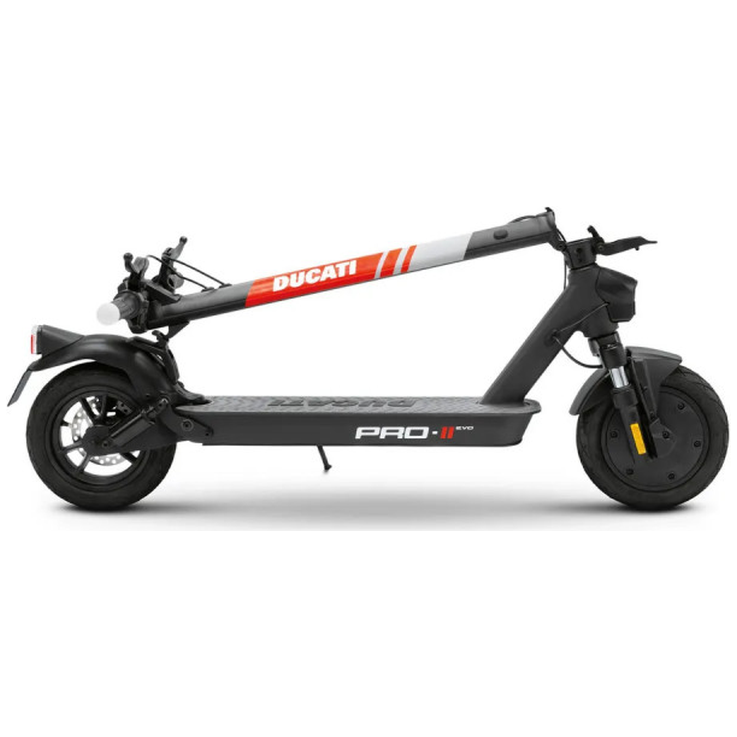 Zwarte Ducati Pro-I Evo elektrische scooter. Het heeft een rood-witte streep op de stuurpen. De achtergrond is wit.
