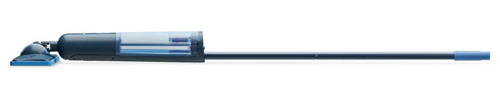 Niebiesko-szary odkurzacz z wydłużonym uchwytem i niebieską głowicą czyszczącą, na białym tle.