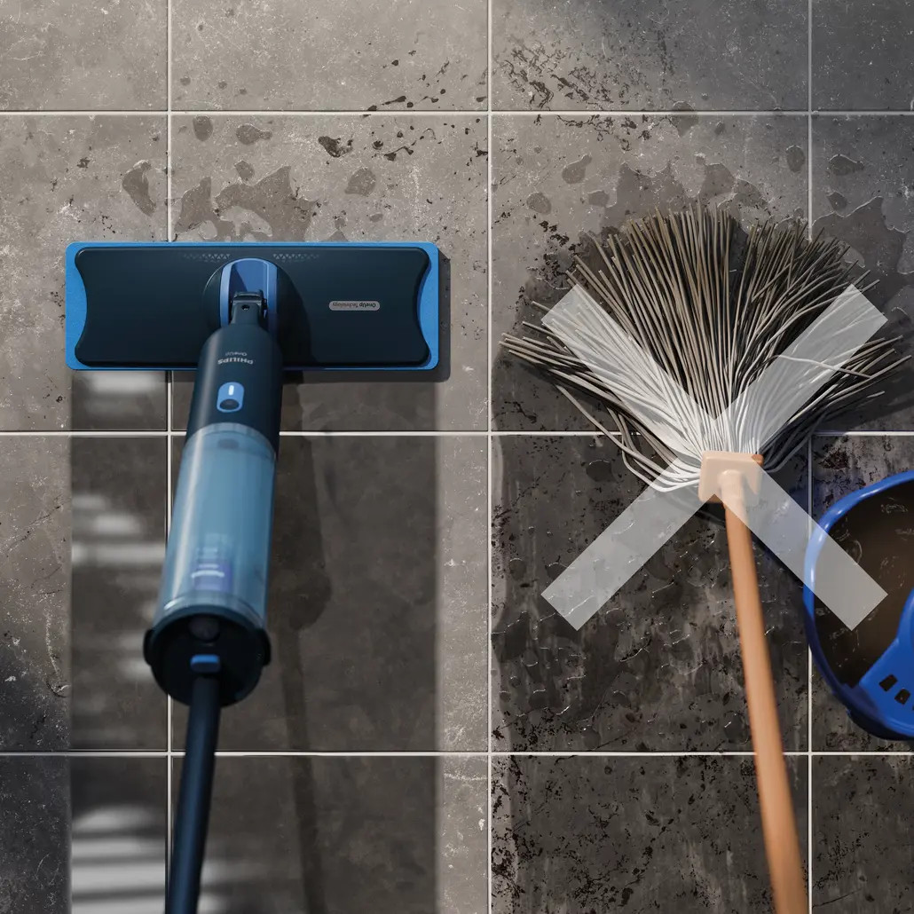 Czarny i niebieski mop oraz miotła do kurzu leżą na podłodze z płytek. Po prawej stronie widoczny jest niebieski kubeł. Tło przedstawia mokrą podłogę.