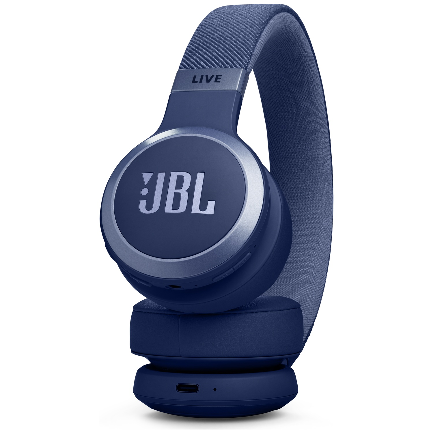 Ein Paar blaue JBL Live-Kopfhörer. Die Kopfhörer befinden sich auf weißem Hintergrund. Das JBL-Logo befindet sich in der Mitte der Ohrmuschel.