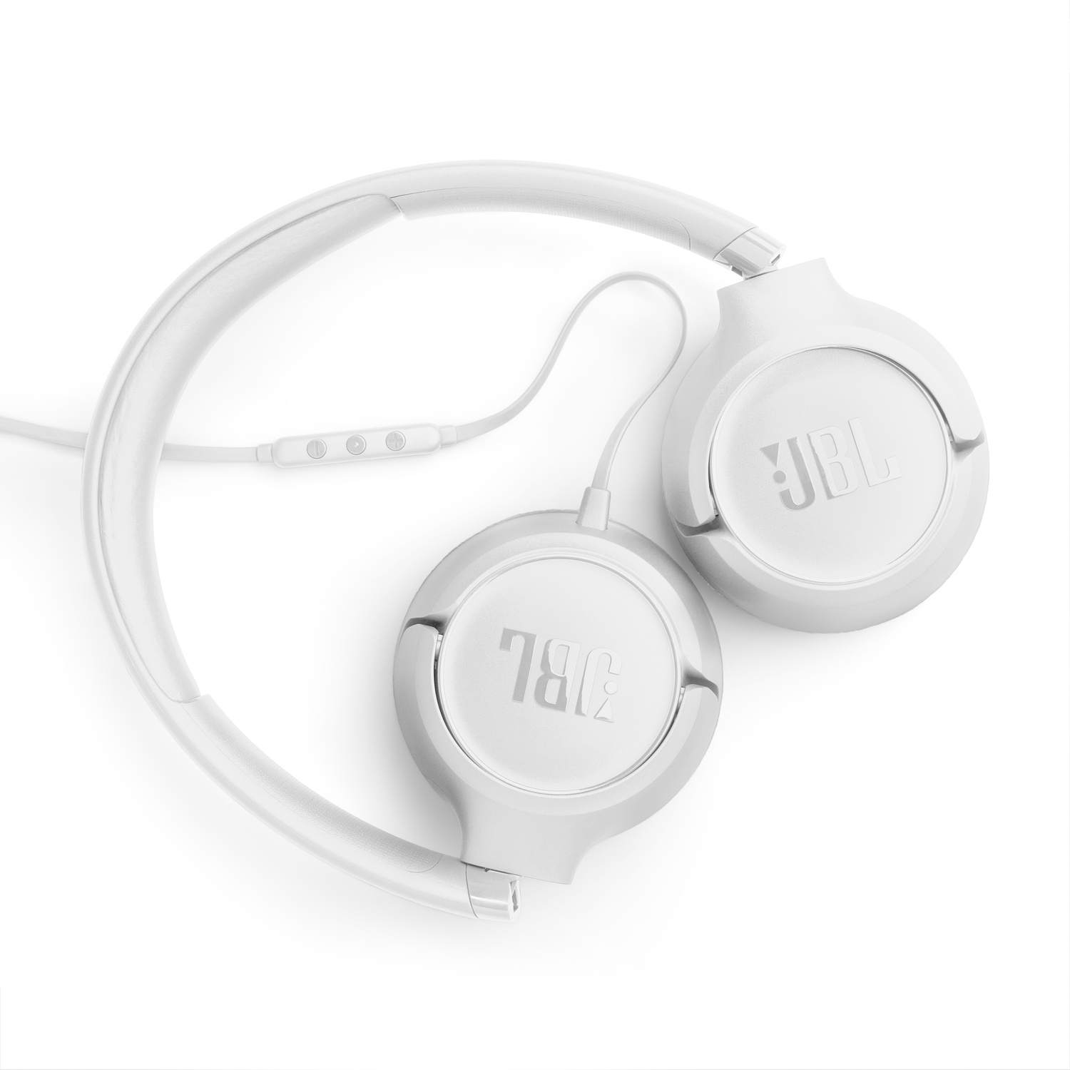 Casque JBL blanc avec le logo de la marque sur les écouteurs et un fil de connexion sur fond blanc.