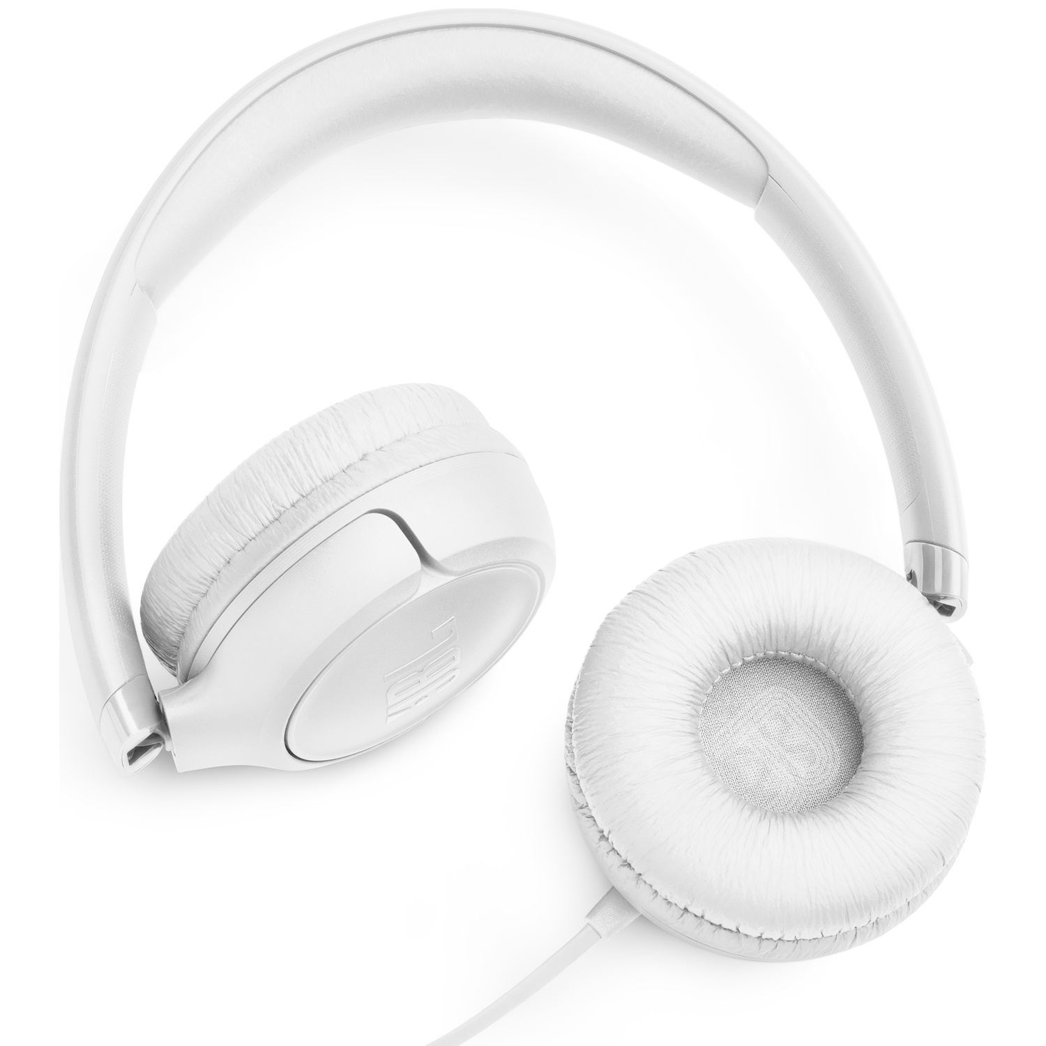 Casque blanc sur fond blanc. Les écouteurs ont des coussinets souples et un câble. La marque JBL est visible sur l'écouteur.