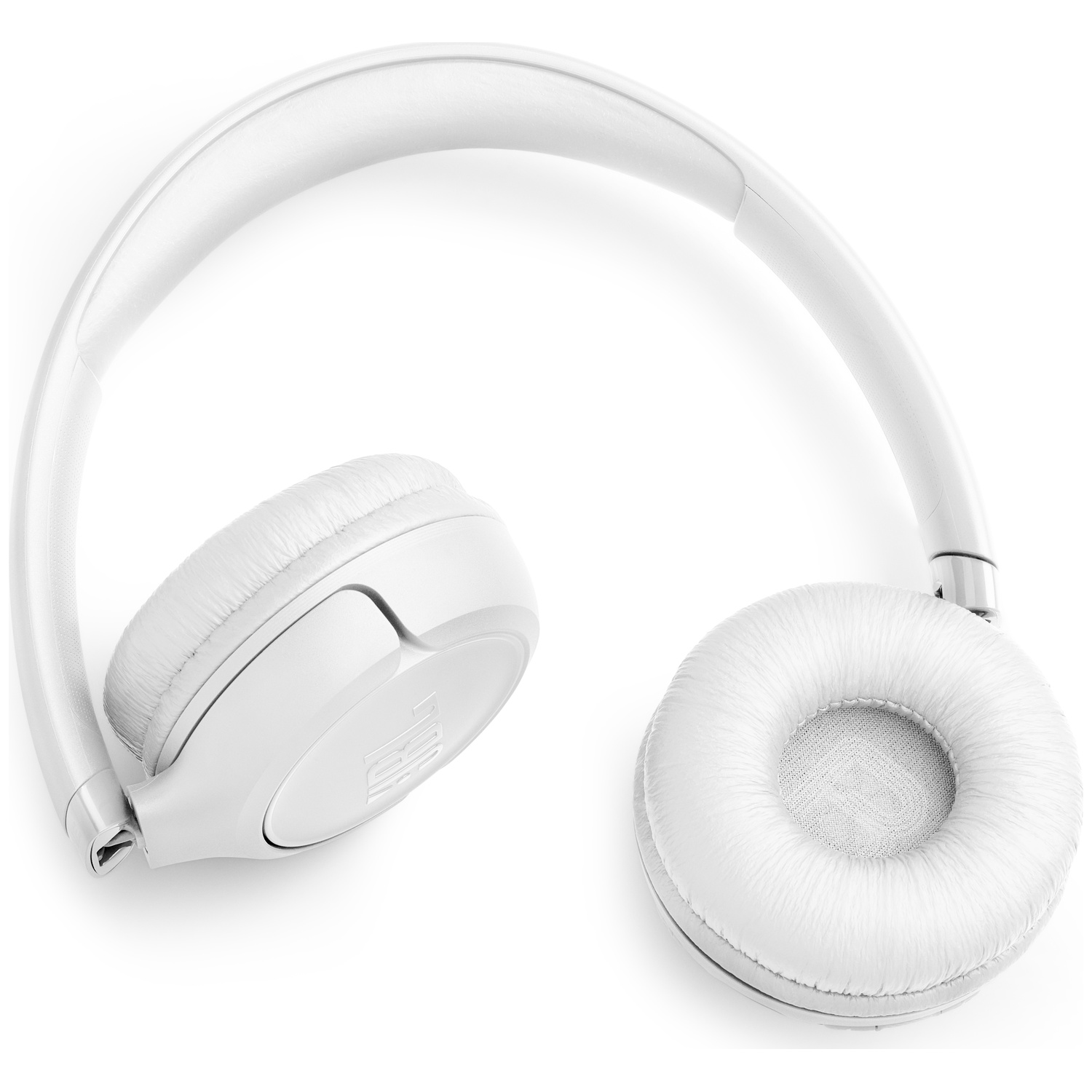Casque blanc, incliné. Écouteurs visibles, un avec logo JBL. Arceau au-dessus. Coussinets doux. Fond blanc propre.