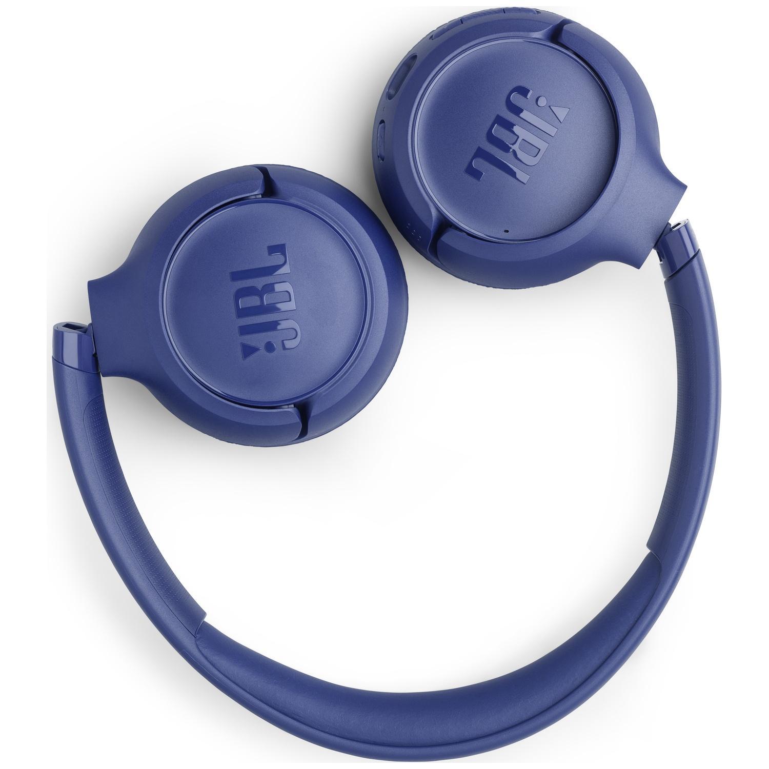 Blauwe JBL-koptelefoon op een witte achtergrond. De koptelefoon is opgevouwen, met het merklogo op de oorschelpen.