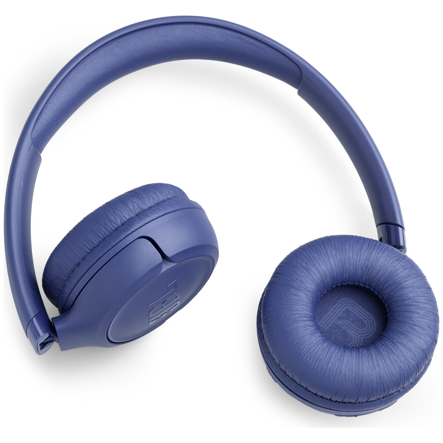 Blauwe JBL-koptelefoon op een witte achtergrond. De koptelefoon is een over-ear model, met gewatteerde oorschelpen en een gebogen hoofdband.