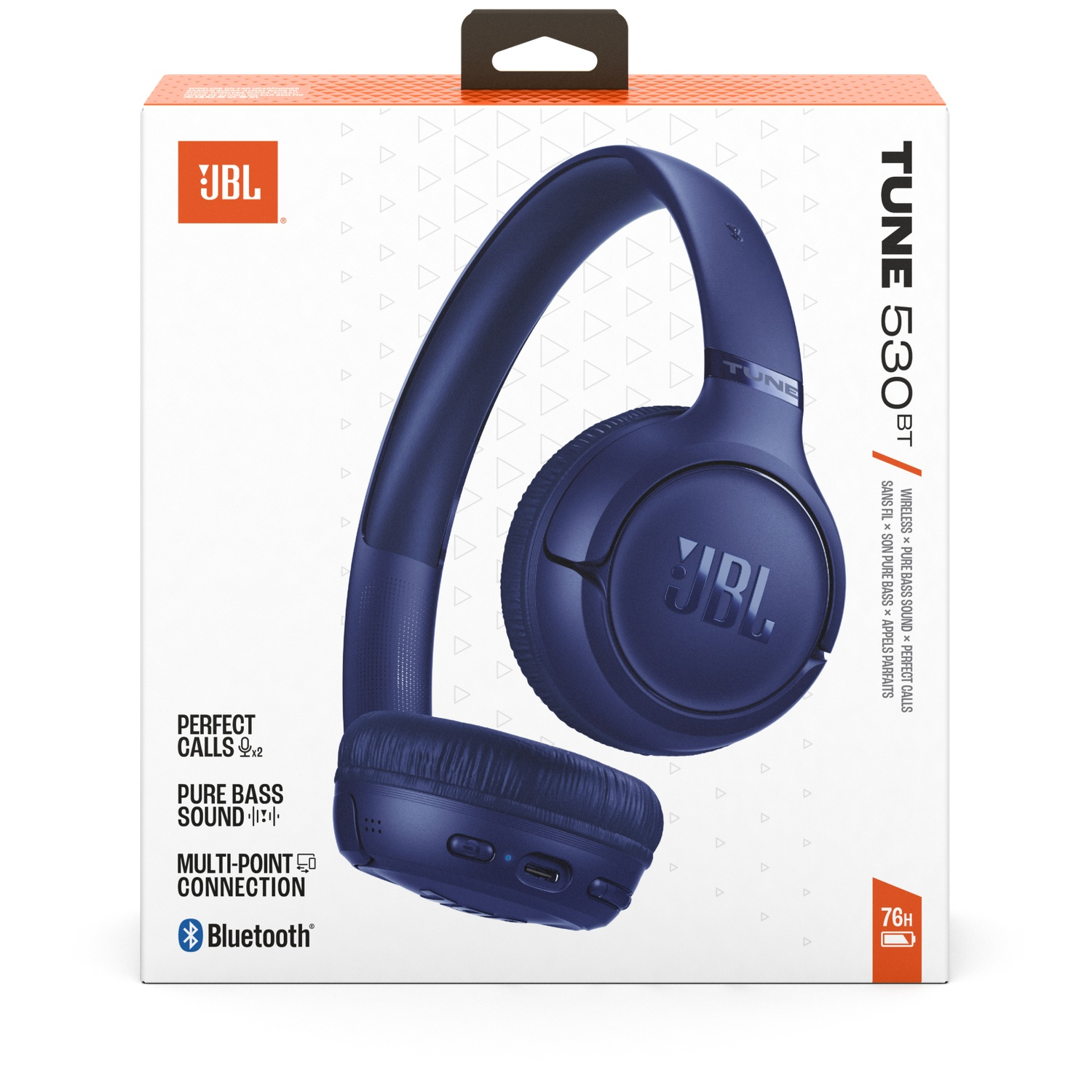 Een blauwe JBL Tune 530BT draadloze hoofdtelefoon op de doos. De doos is wit en oranje met tekst en logo's. Kenmerken zijn perfecte gesprekken en pure bass.