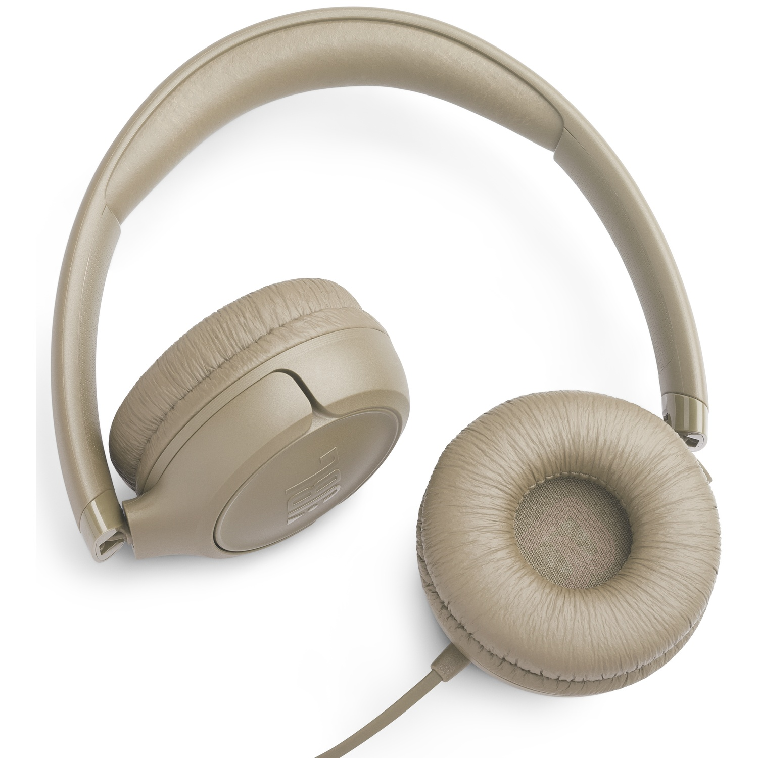 Casque JBL beige sur fond blanc. Un écouteur est légèrement tourné. Un câble part de l'écouteur droit.