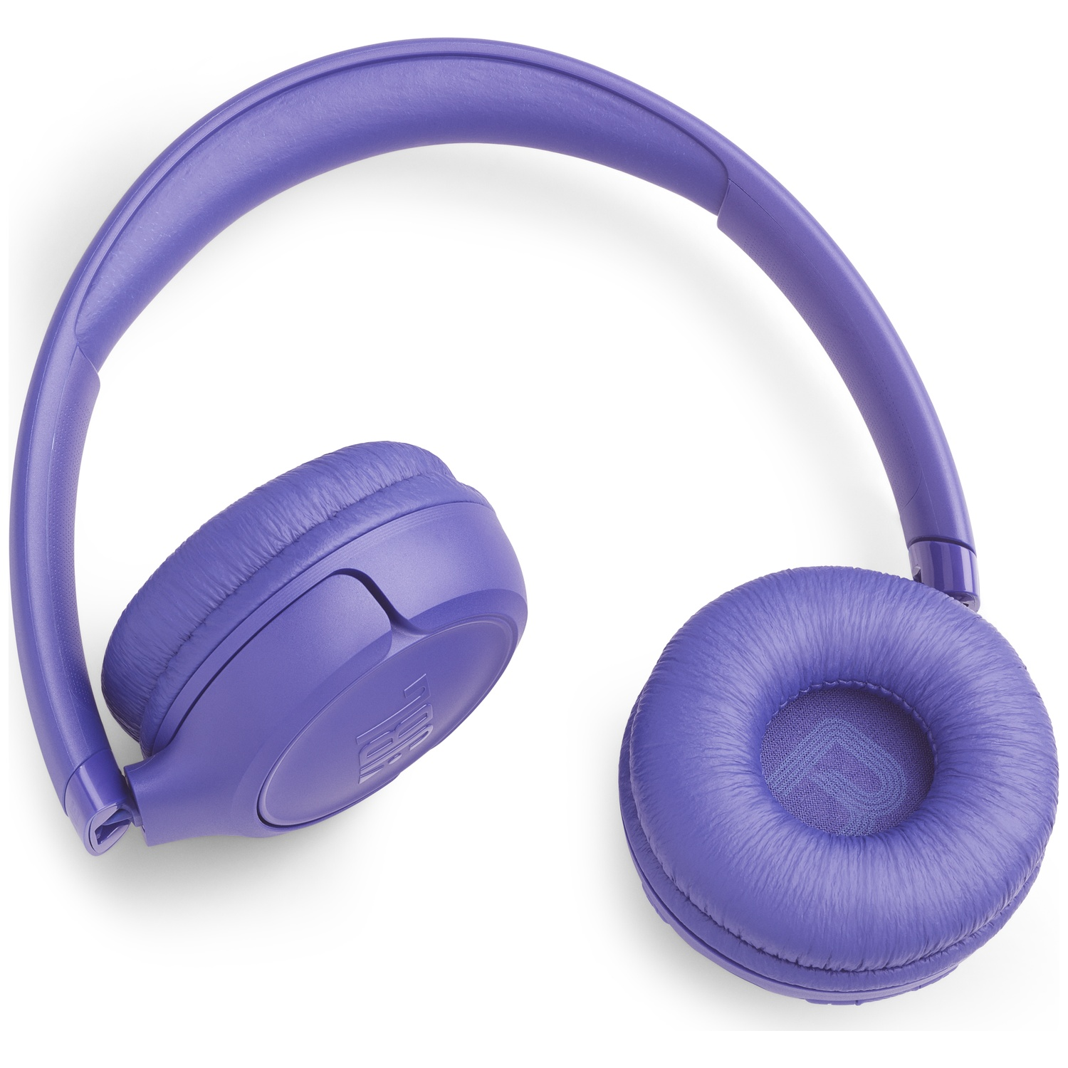 Une paire de casques JBL violets. Le casque est sur fond blanc. Les oreillettes sont rondes et l'arceau est courbé.