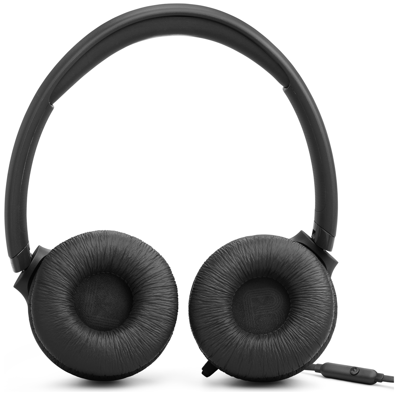 Casque noir avec coussinets et bandeau réglable. Un bouton de commande est visible sur le fil. Le fond est blanc.
