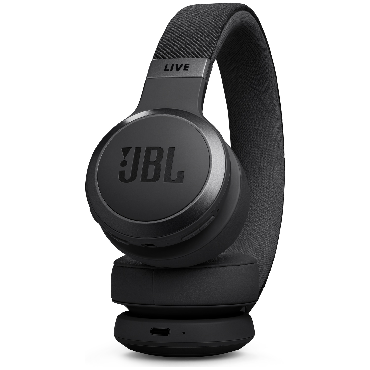 Schwarze JBL Live-Kopfhörer. Die Kopfhörer befinden sich auf weißem Hintergrund. Auf dem oberen Band steht "LIVE".