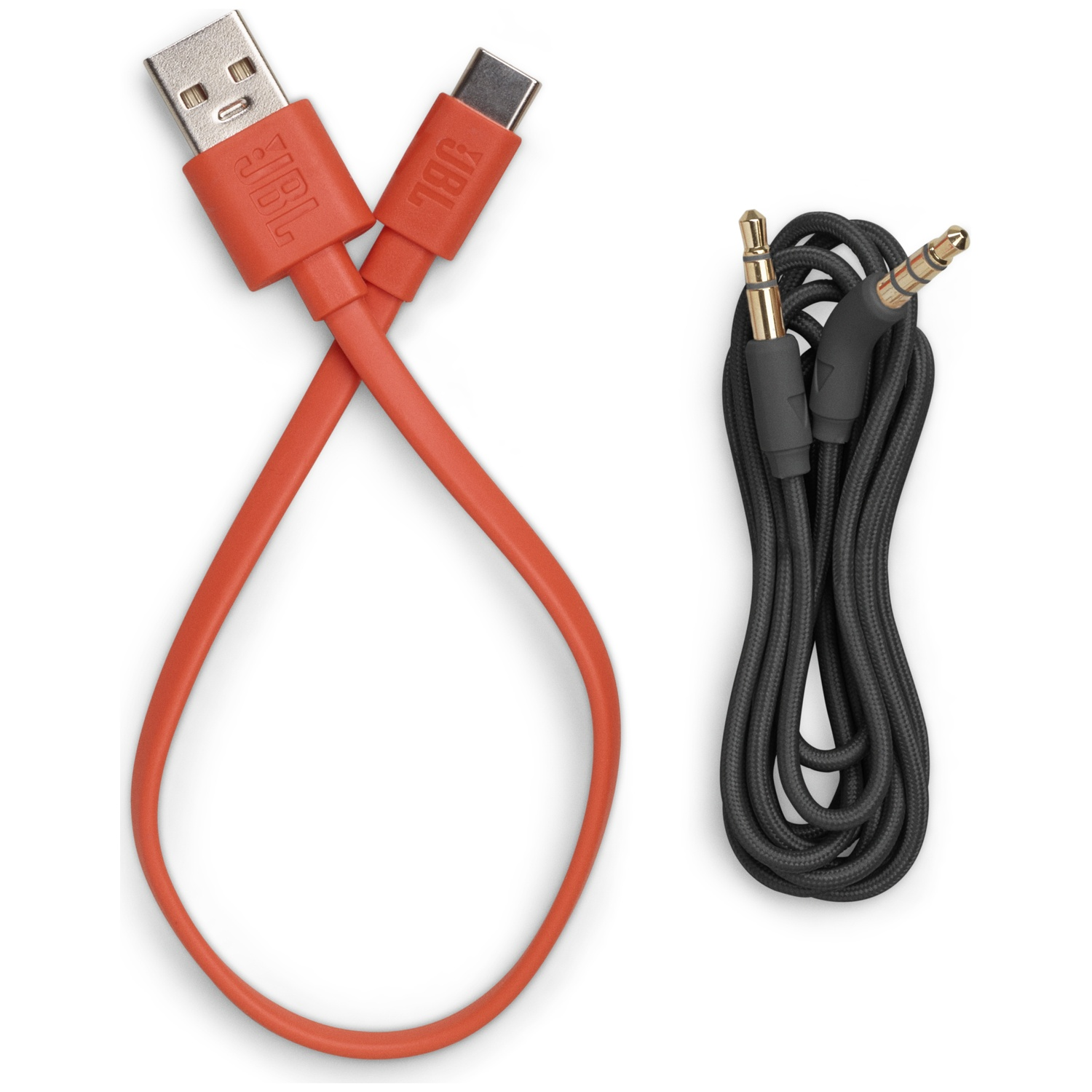 Zwei Kabel auf Weiß. Ein oranges USB- und USB-C-Kabel, Marke JBL. Ein schwarzes Audiokabel.