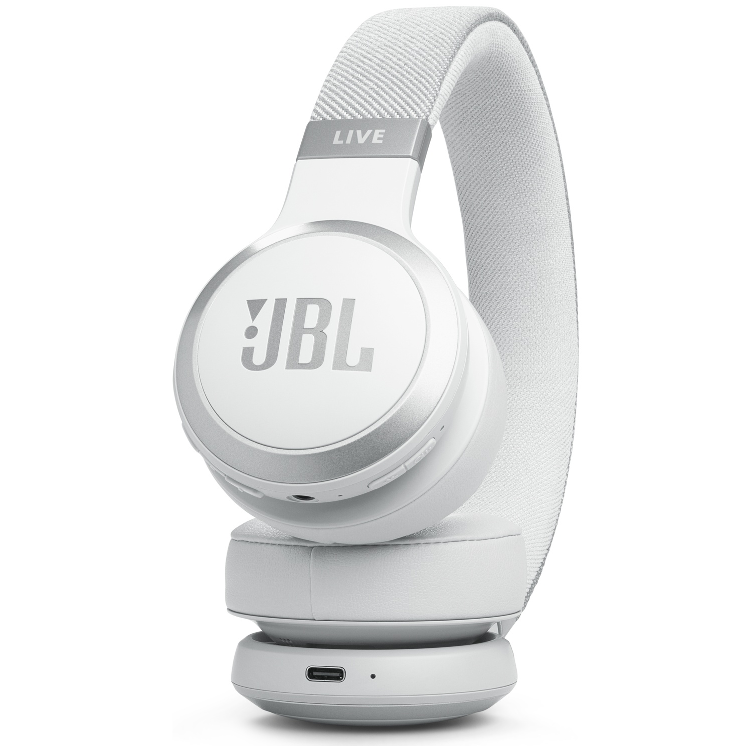 Weiße JBL Live-Kopfhörer auf weißem Hintergrund. Die Kopfhörer haben ein Stoff-Kopfband und das JBL-Logo ist sichtbar.