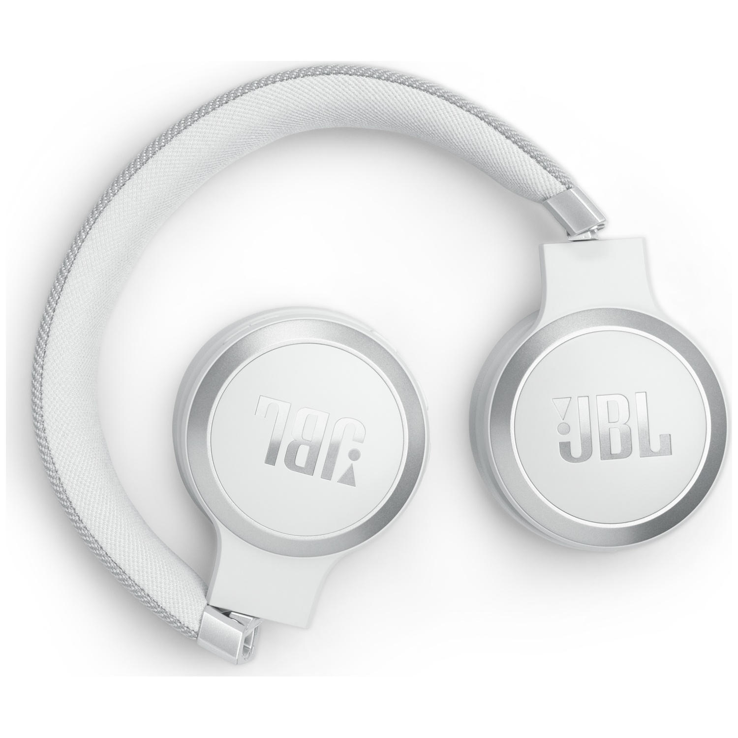 Weiße JBL-Kopfhörer auf weißem Hintergrund. Die Kopfhörer sind gefaltet und zeigen die Ohrmuscheln und das Kopfband.