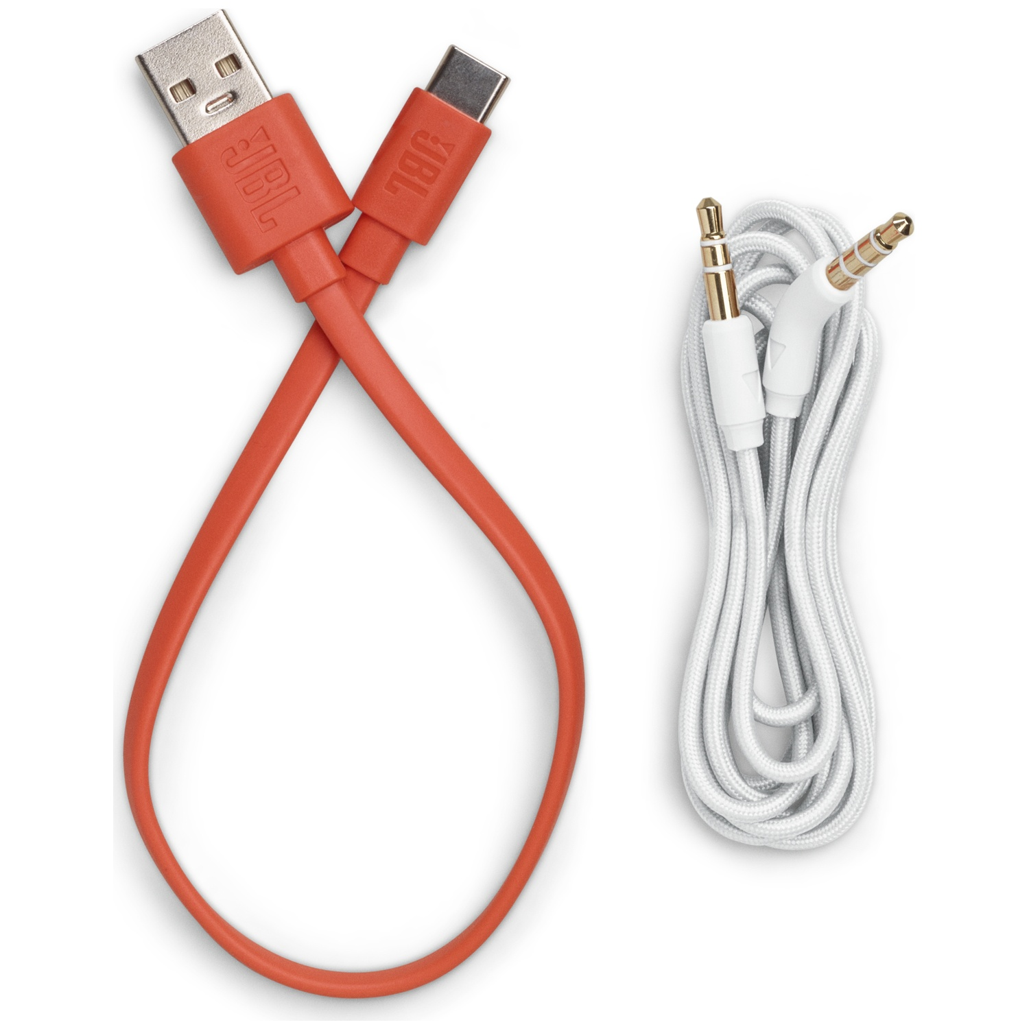 Oranges USB-A-zu-USB-C-Kabel und weißes Audiokabel mit Goldsteckern auf weißem Hintergrund.