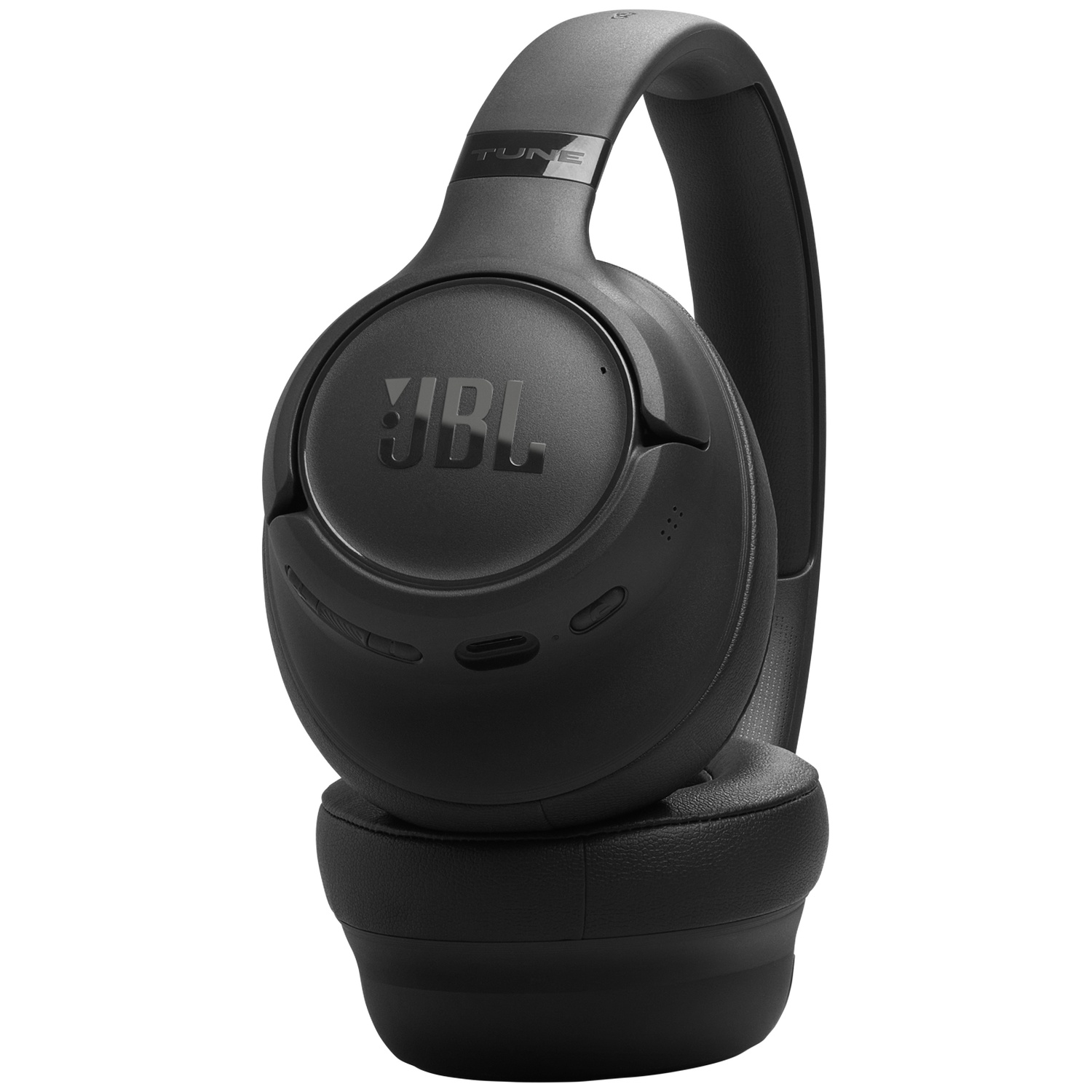 Zwarte JBL Tune 760NC koptelefoon op witte achtergrond. De koptelefoon is schuin, met de oorschelpen en hoofdband.