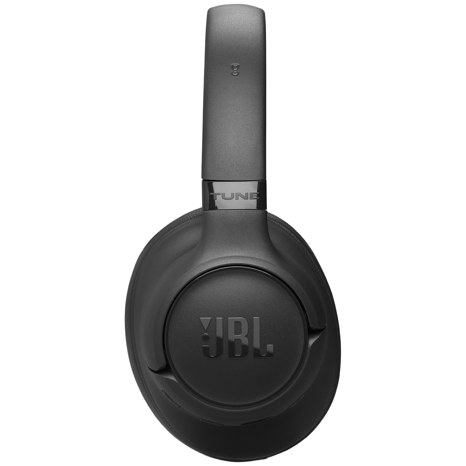 Zwarte JBL-hoofdtelefoon op een witte achtergrond. De hoofdtelefoon heeft een hoofdband en oorschelpen. Het JBL-logo is zichtbaar op de oorschelp.